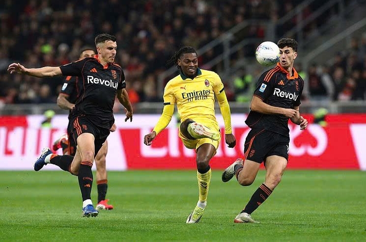 Maignan mắc sai lầm và Leao cứu AC Milan khỏi thất bại trước Como