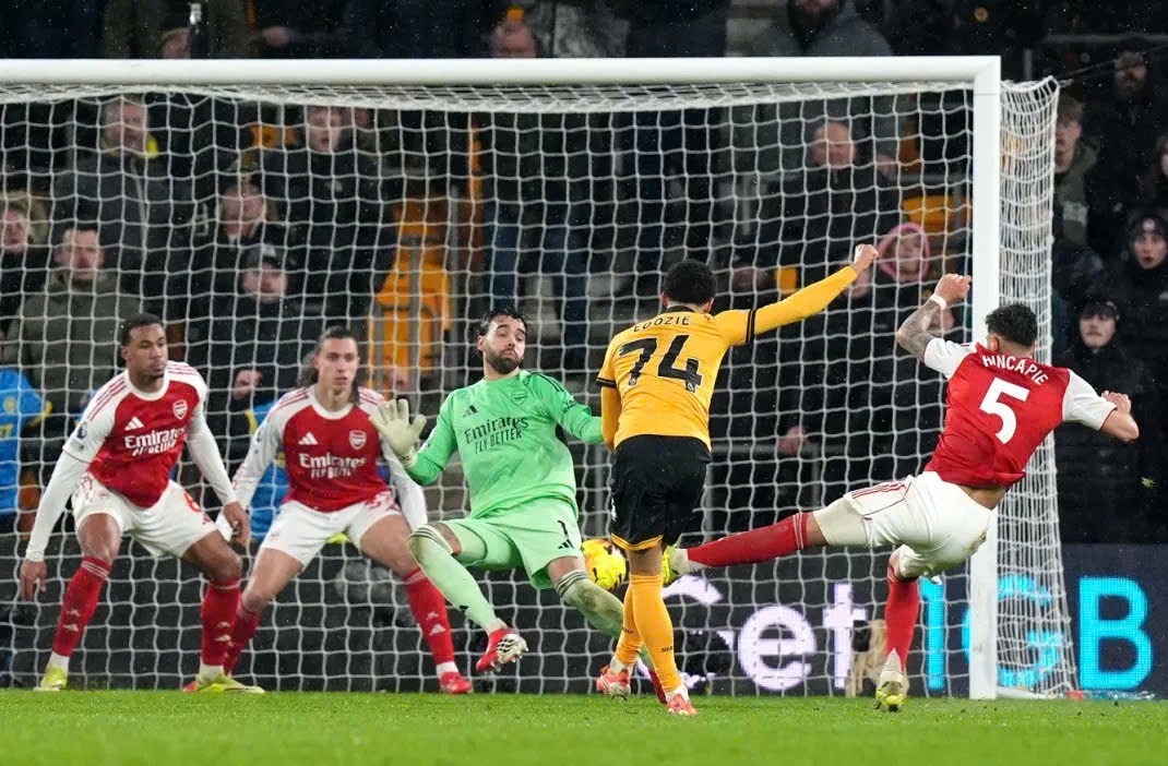 Arsenal tuột mất chiến thắng với bàn thua từ phản lưới nhà ở phút bù giờ