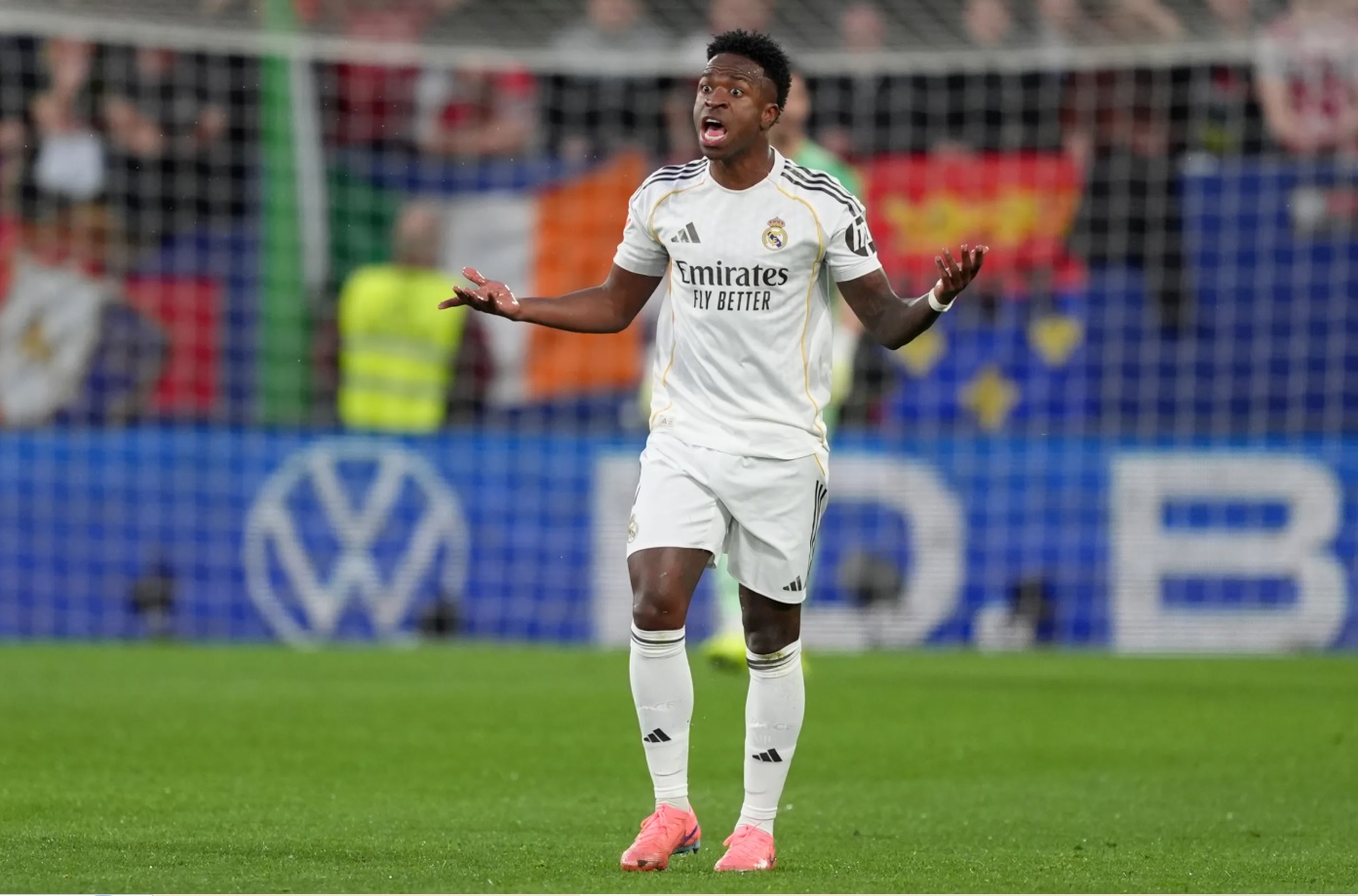Real Madrid thua sốc ở phút cuối và đứng trước nguy cơ mất ngôi đầu
