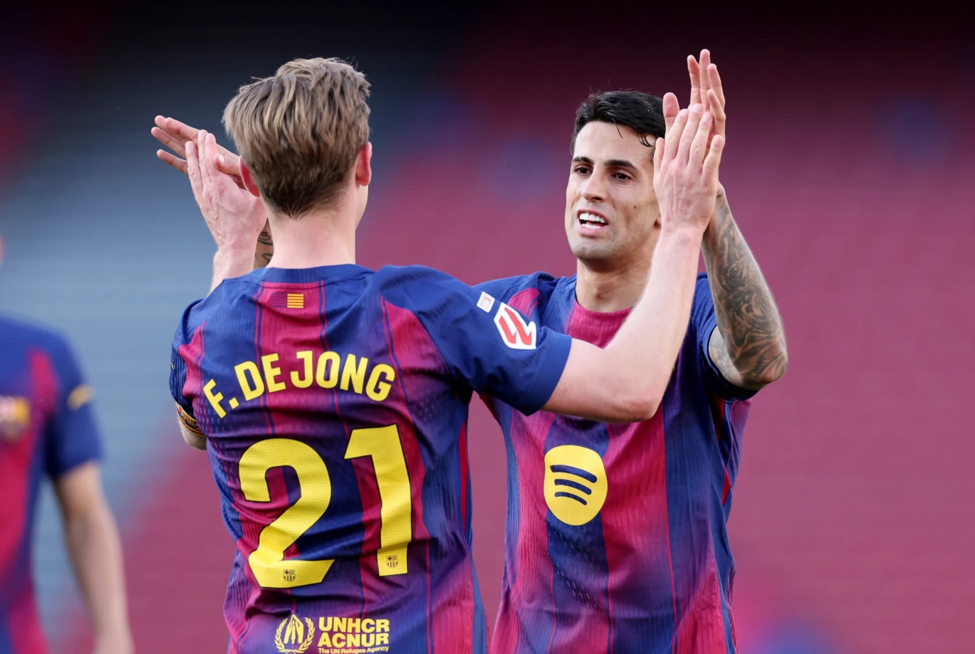 Barcelona lập kỷ lục toàn thắng, chiếm lại ngôi đầu bảng