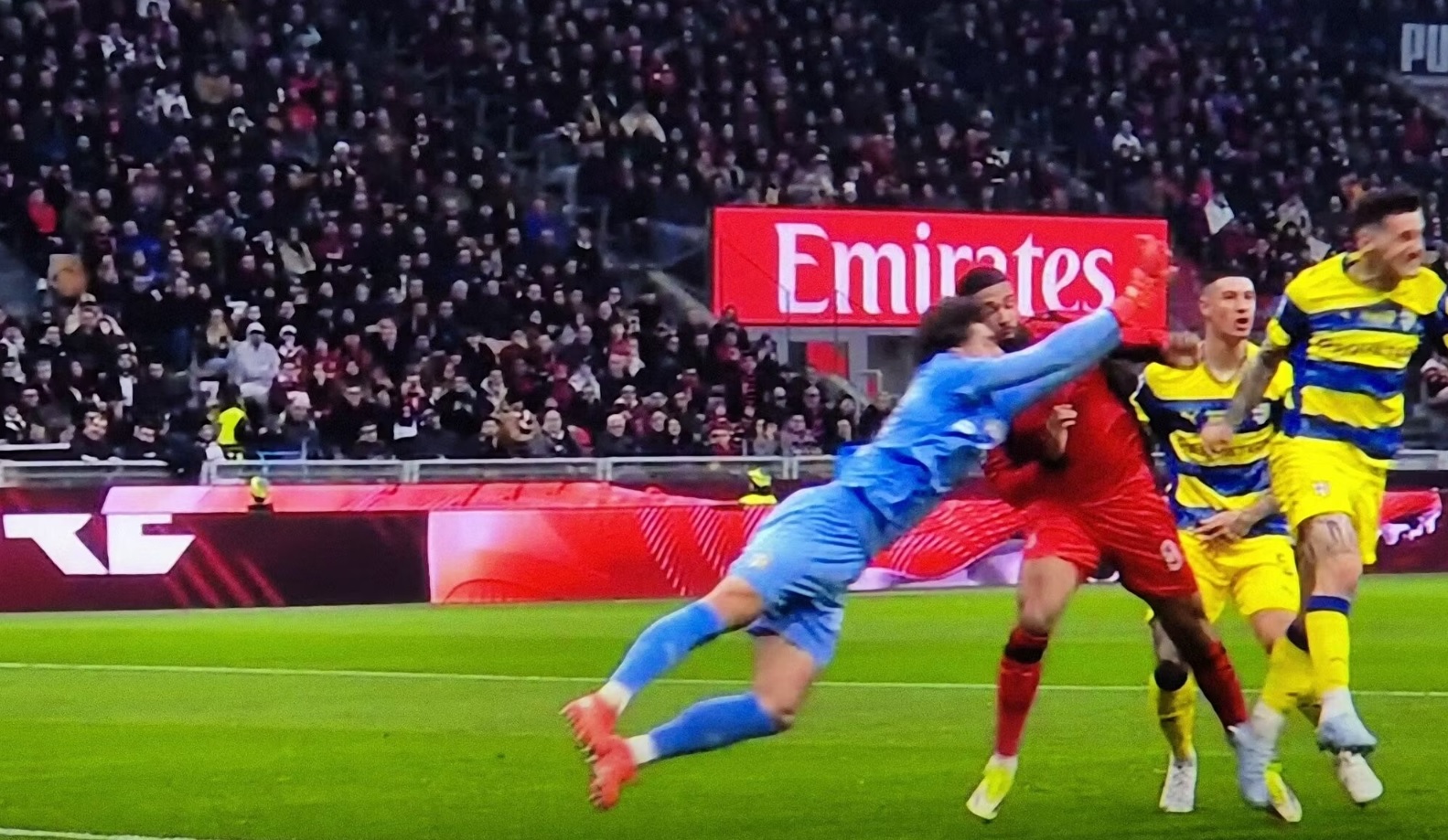 Loftus-Cheek chấn thương nghiêm trọng sau va chạm, phải phẫu thuật, AC Milan nổi giận