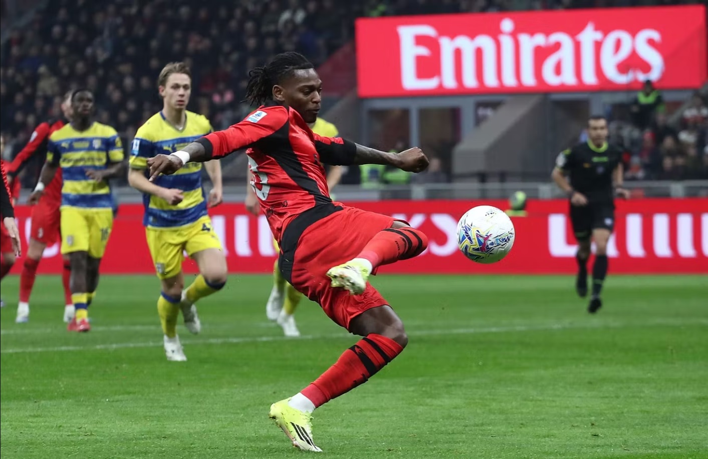 Bàn thua gây tranh cãi khiến AC Milan hết hy vọng vô địch Serie A