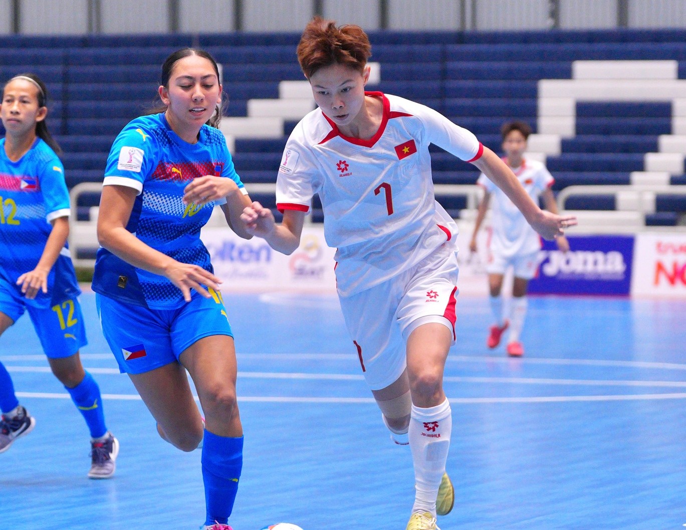 Futsal nữ Việt Nam rộng cửa vào bán kết sau chiến thắng trước Philippines Futsal nữ Việt Nam rộng cửa vào bán kết sau chiến thắng trước Philippines