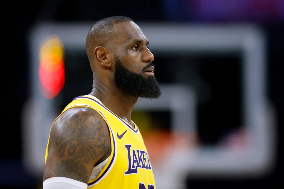 Kỷ lục v&ocirc; tiền kho&aacute;ng hậu: Si&ecirc;u sao 41 tuổi LeBron James sẽ c&oacute; lần giảm lương lịch sử NBA?