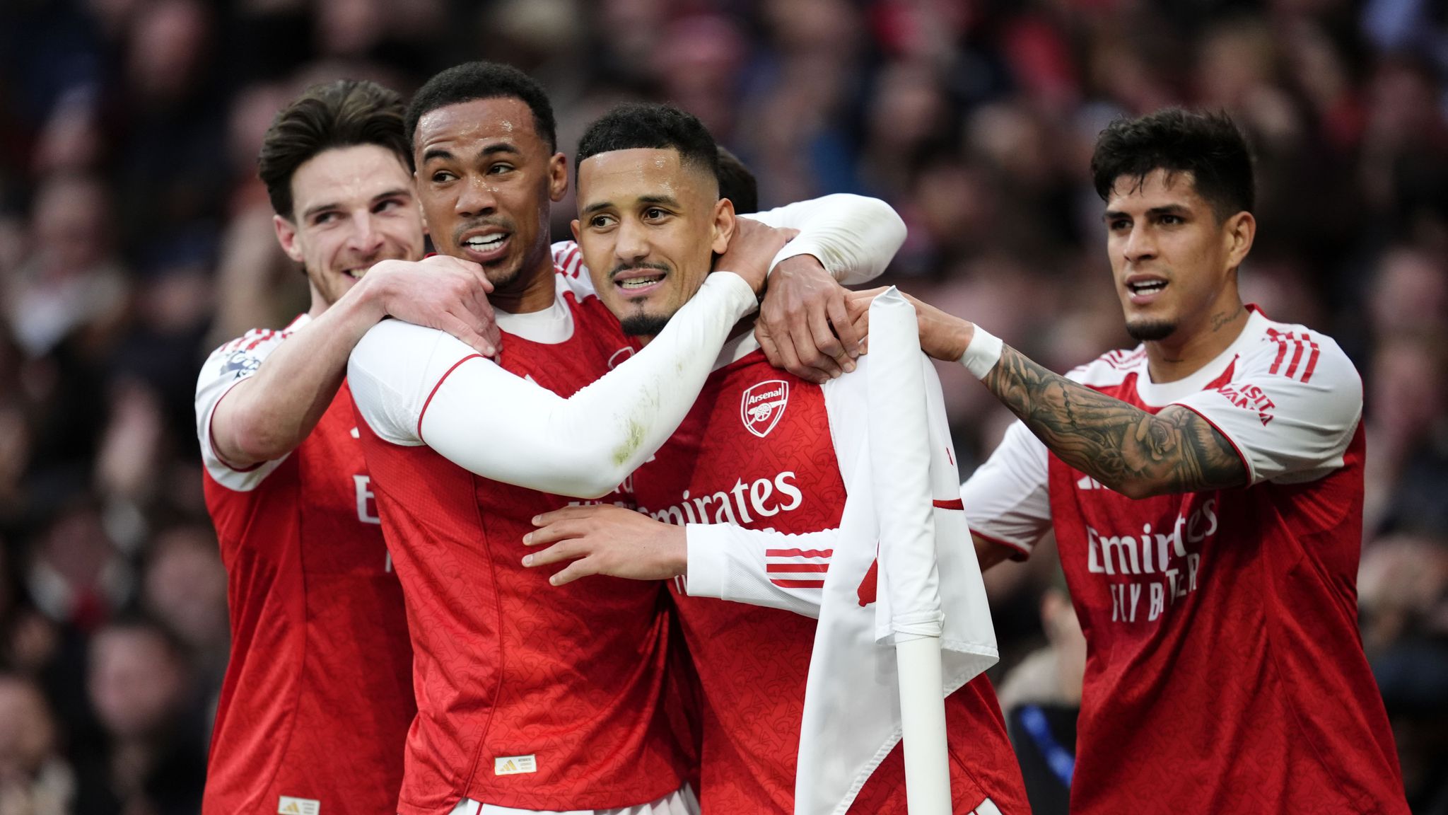Arsenal chứng tỏ vị thế "vua phạt góc" để hạ gục Chelsea ở phút bù giờ