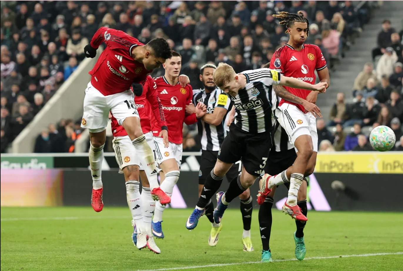 Man Utd thua đau ở phút 90 dù chơi hơn người suốt 45 phút