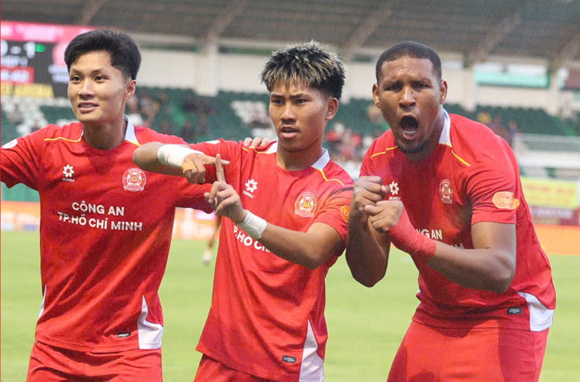 Công an TPHCM đẩy HAGL trở lại cuộc đua trụ hạng V.League