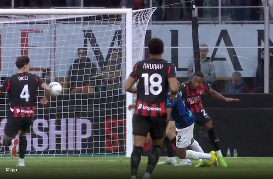 Tranh cãi trận derby: Inter tức giận đòi phạt đền ở phút cuối