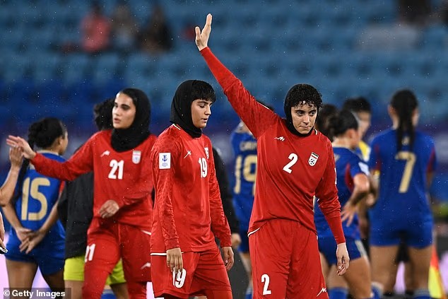 Cầu thủ nữ Iran phát tín hiệu cầu cứu trên xe buýt giữa vòng vây người biểu tình tại Úc