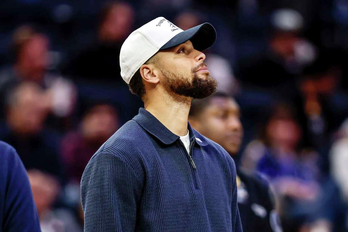 Gạt bỏ c&aacute;i t&ocirc;i c&aacute; nh&acirc;n, si&ecirc;u sao Stephen Curry chấp nhận h&oacute;a th&acirc;n th&agrave;nh 