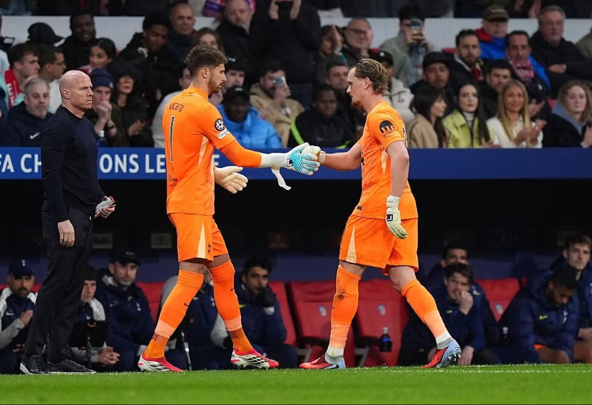 HLV Simeone phản ứng về việc Tottenham thay thủ môn sau 17 phút