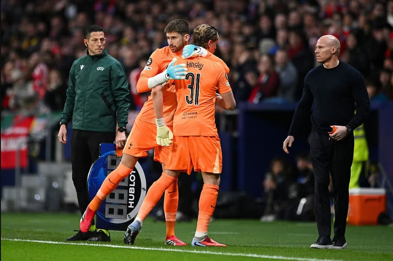 CĐV Tottenham "tố" Romero ra lệnh cho HLV Tudor thay Kinsky ra khỏi sân sau 17 phút