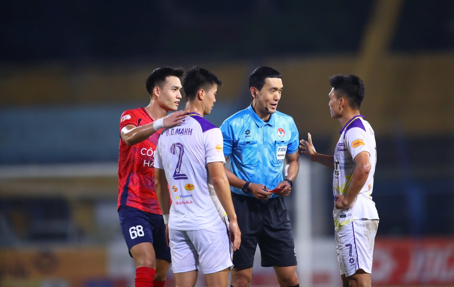 Hai trọng t&agrave;i H&agrave;n Quốc điều h&agrave;nh trận cầu t&acirc;m điểm Ninh B&igrave;nh vs CAHN
