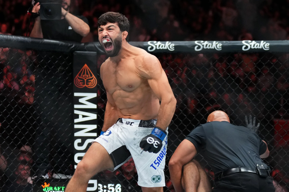 Sau 5 trận đấu ngoài luồng, cỗ máy khóa siết Arman Tsarukyan đã có lịch thượng đài UFC