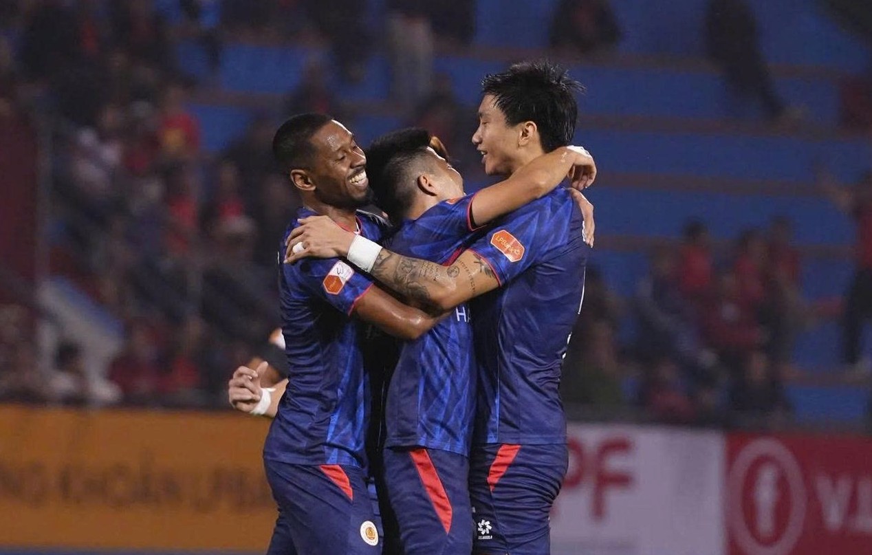 CAHN thắng nghẹt thở Ninh Bình, củng cố ngôi đầu bảng V.League
