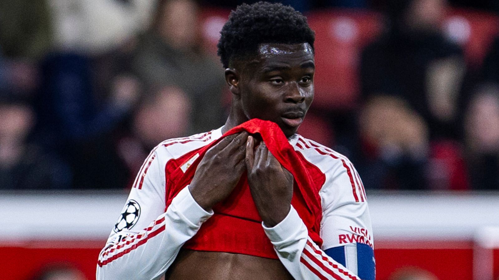 Điều gì đứng sau sự sa sút của Saka tại Arsenal mùa này?