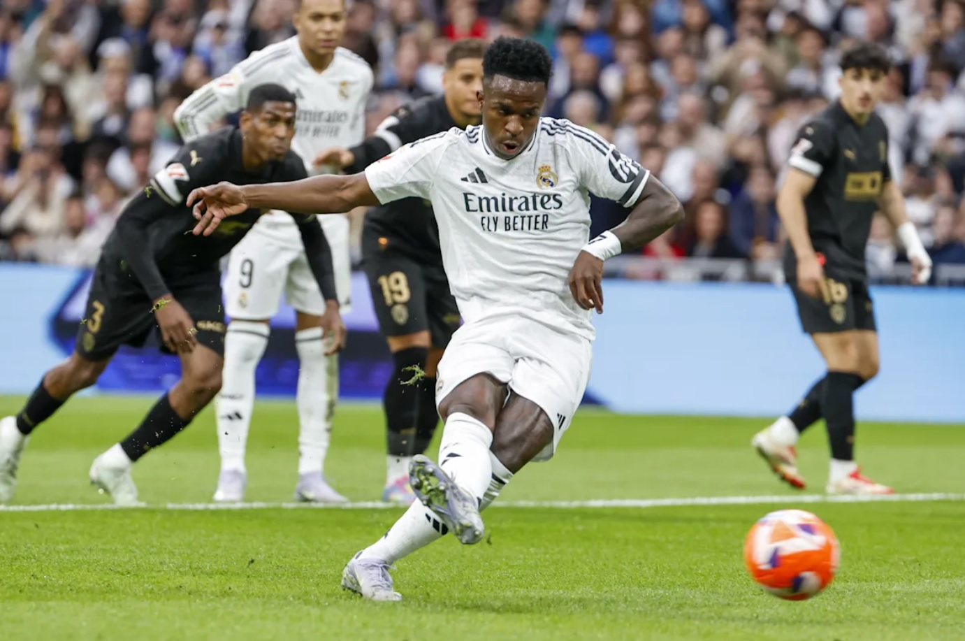 Vinicius là cầu thủ đá phạt đền tệ nhất của Real Madrid trong thế kỷ 21