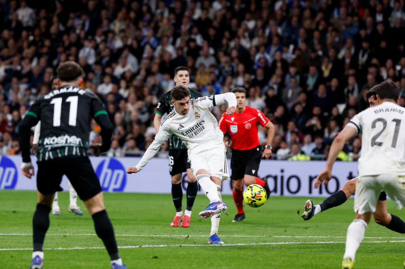 Bảng xếp hạng La Liga mới nhất: Real Madrid phả hơi nóng vào Barcelona