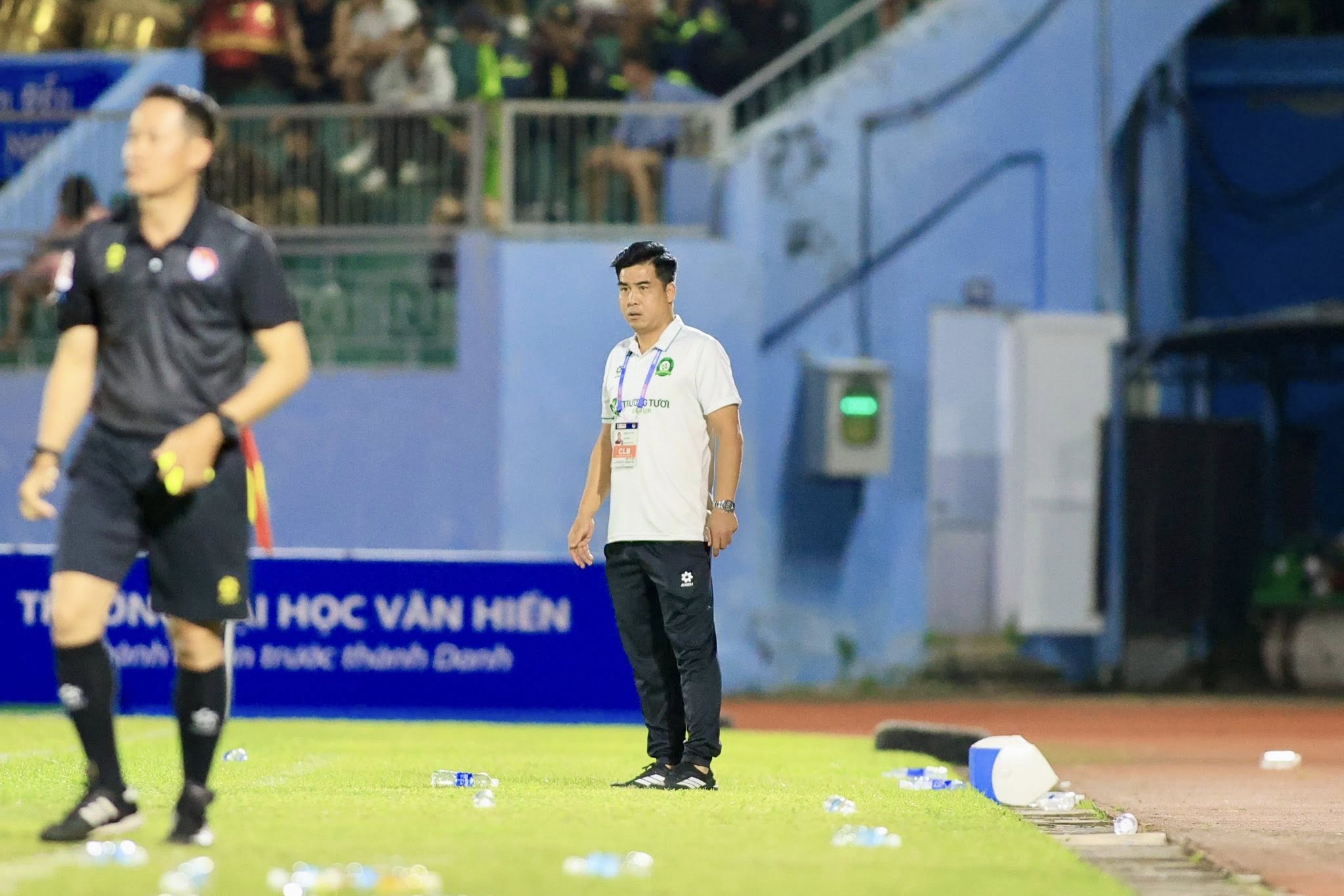 Hai HLV bị cấm làm nhiệm vụ ở  tứ kết Cúp QG vì thẻ đỏ