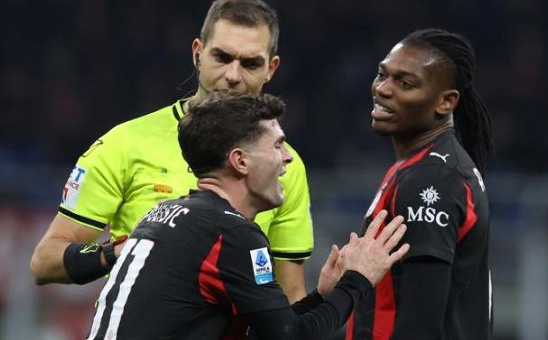 AC Milan: Leao tiếp tục tranh cãi gay gắt với Pulisic, HLV Allegri can thiệp AC Milan: Leao tiếp tục tranh cãi gay gắt với Pulisic, HLV Allegri can thiệp