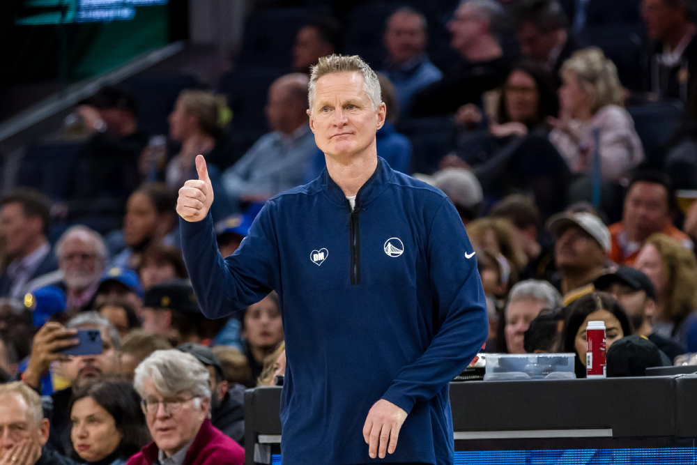 Vắng bóng dàn sao tỷ đô, Kristaps Porzingis rực sáng giúp Steve Kerr chạm mốc 600 trận thắng