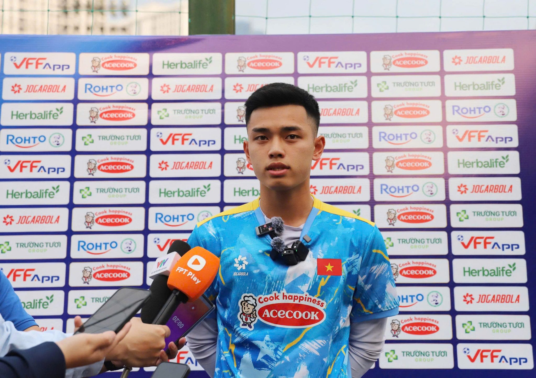 L&ecirc; Nguy&ecirc;n Ho&agrave;ng ấn tượng cầu thủ Việt kiều Moric ở U23 Việt Nam