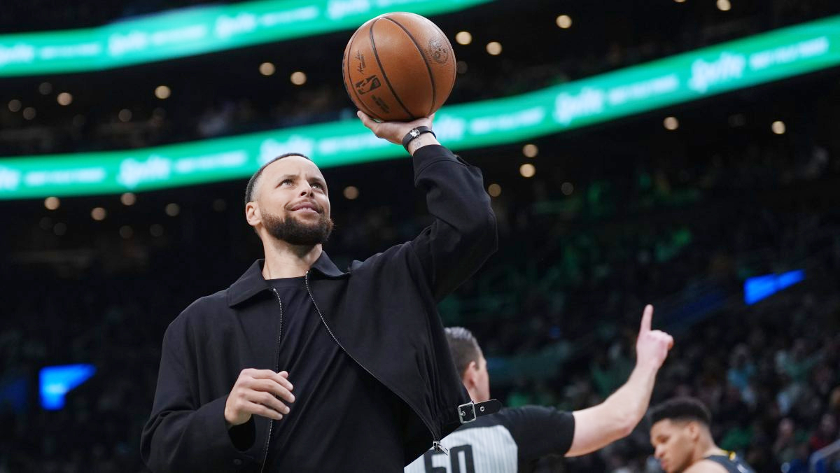 Cổ động viên quá khích bị trục xuất khỏi nhà thi đấu vì kéo áo Stephen Curry