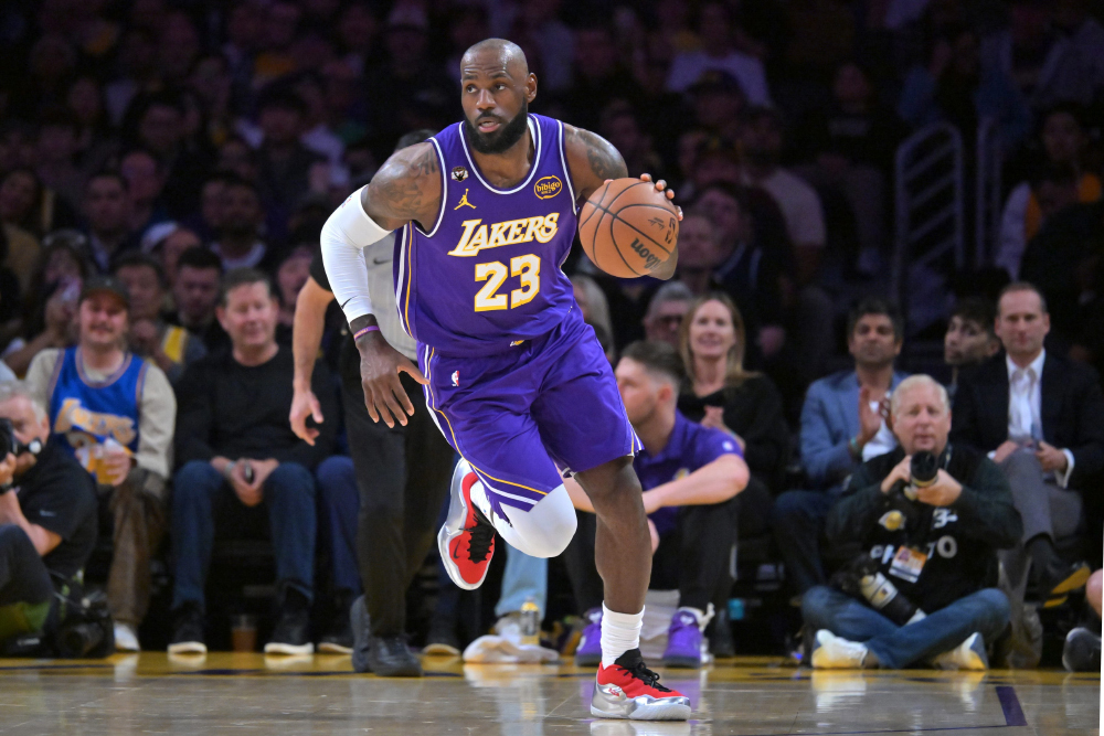 Vượt qua giới hạn tuổi 41: LeBron James l&agrave;m n&ecirc;n lịch sử NBA với trận đấu gần như ho&agrave;n hảo