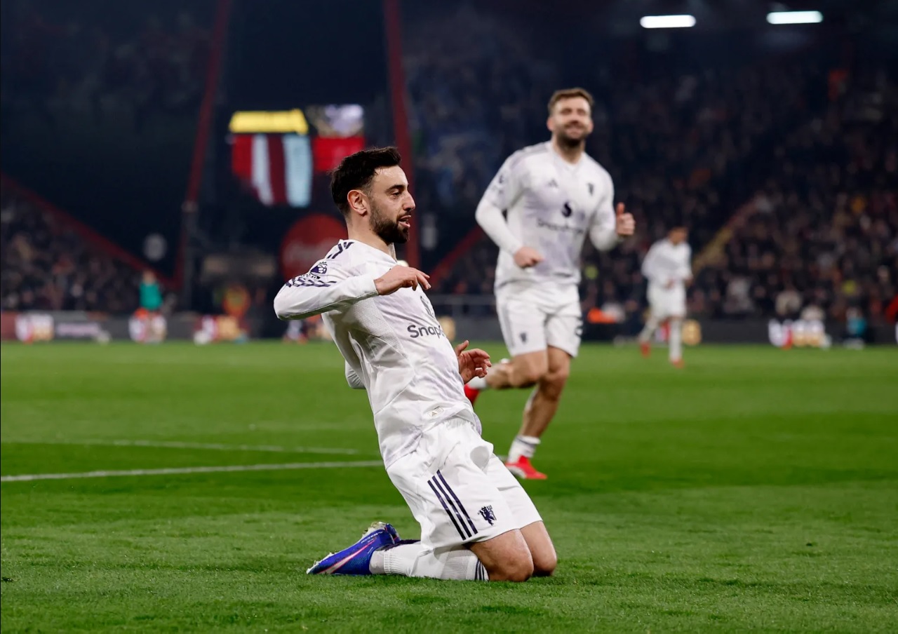Man Utd hai lần dẫn trước và bị gỡ hoà trong ngày Maguire nhận thẻ đỏ