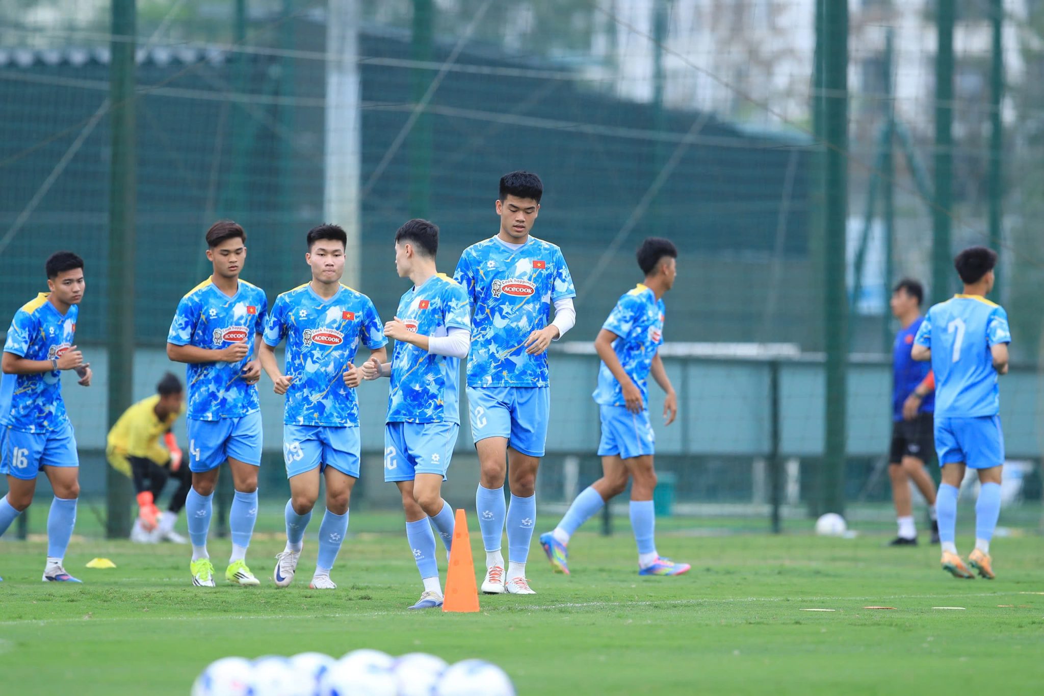 Trung vệ cao 1m94 Đinh Quang Kiệt sẵn sàng đá tiền đạo để trụ lại ở U23 Việt Nam