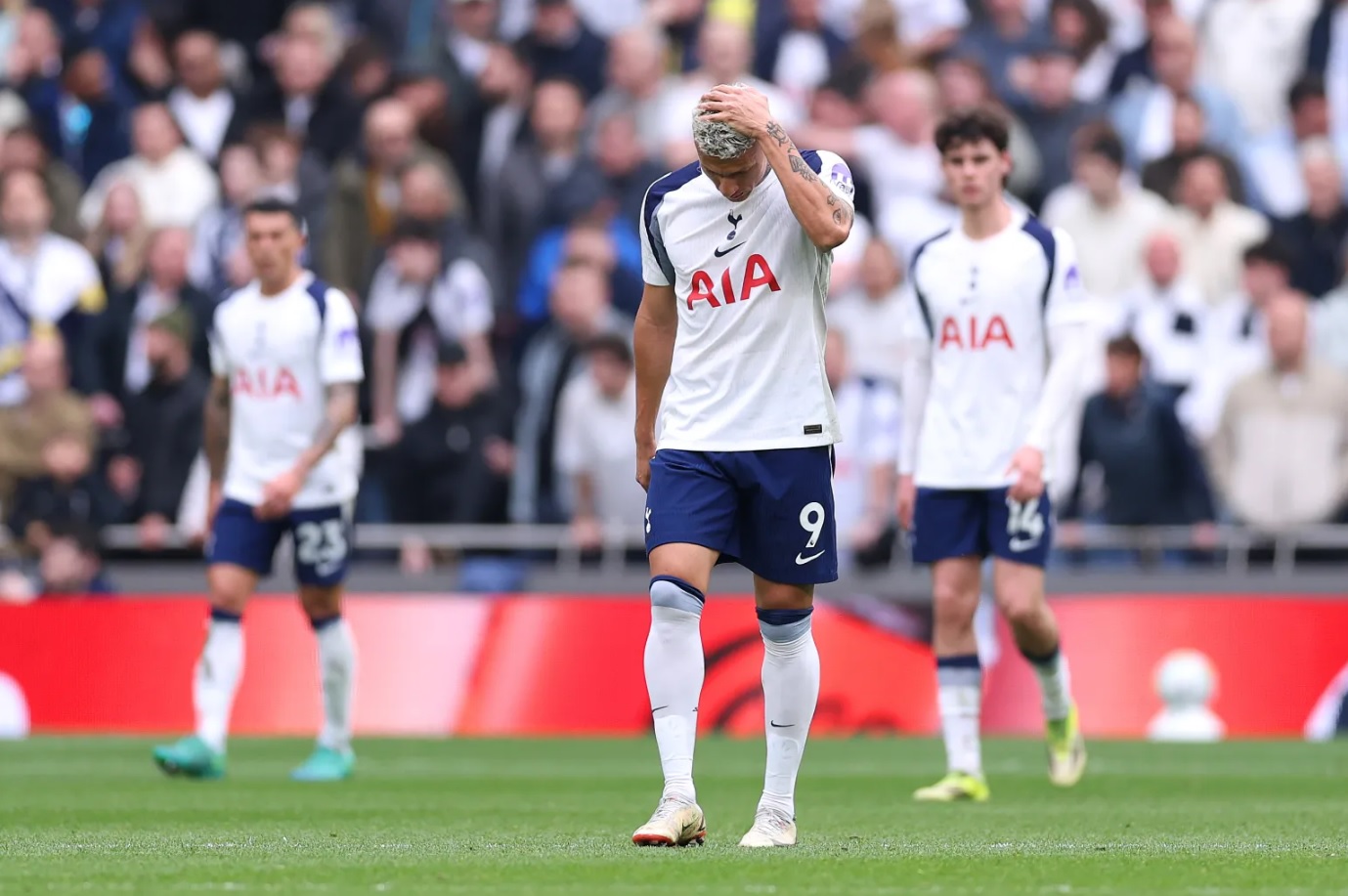 Siêu máy tính dự đoán về khả năng xuống hạng của Tottenham và vô địch của Arsenal
