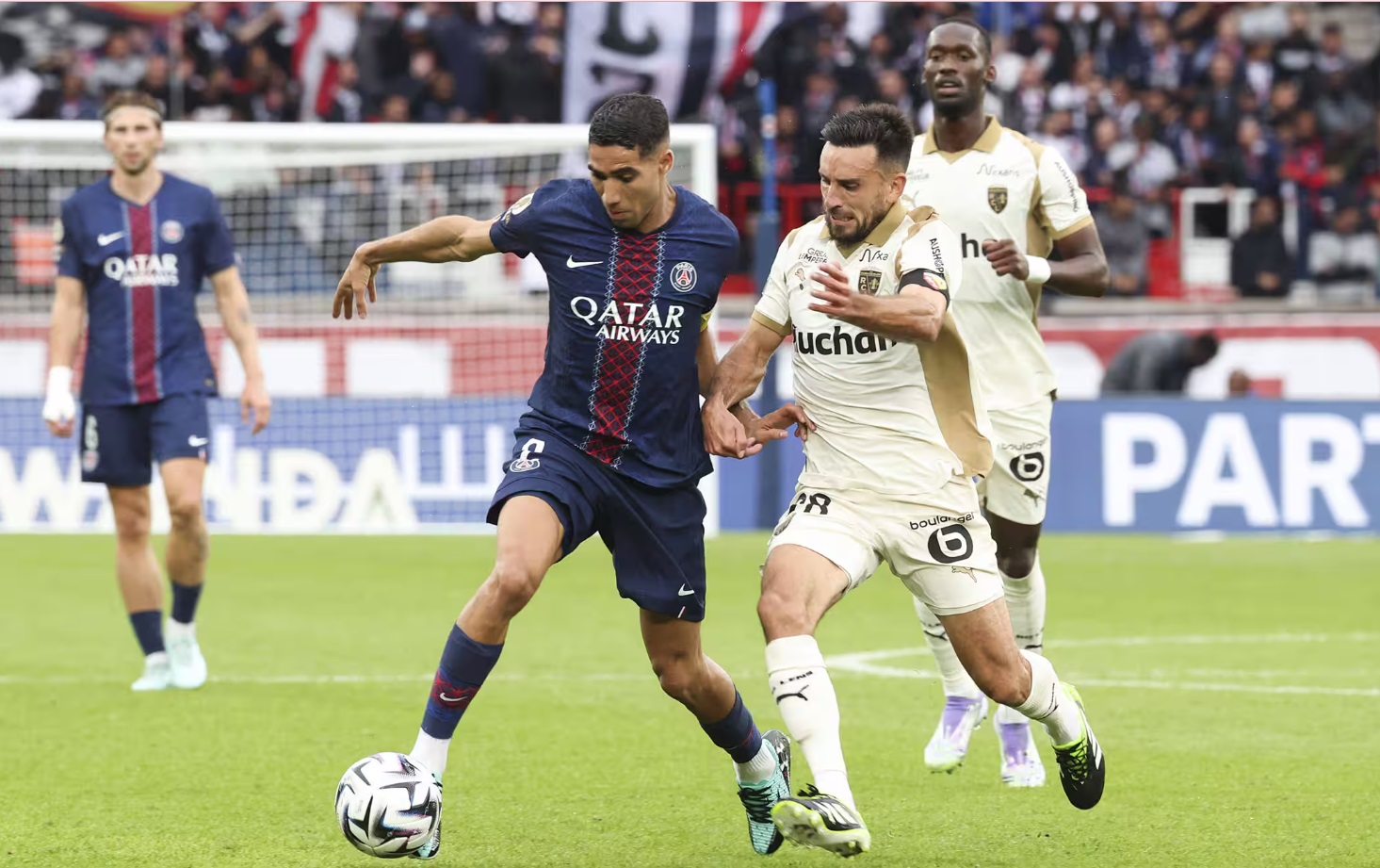 PSG yêu cầu hoãn đại chiến, Lens thẳng thừng từ chối vì "tự tôn Ligue 1"