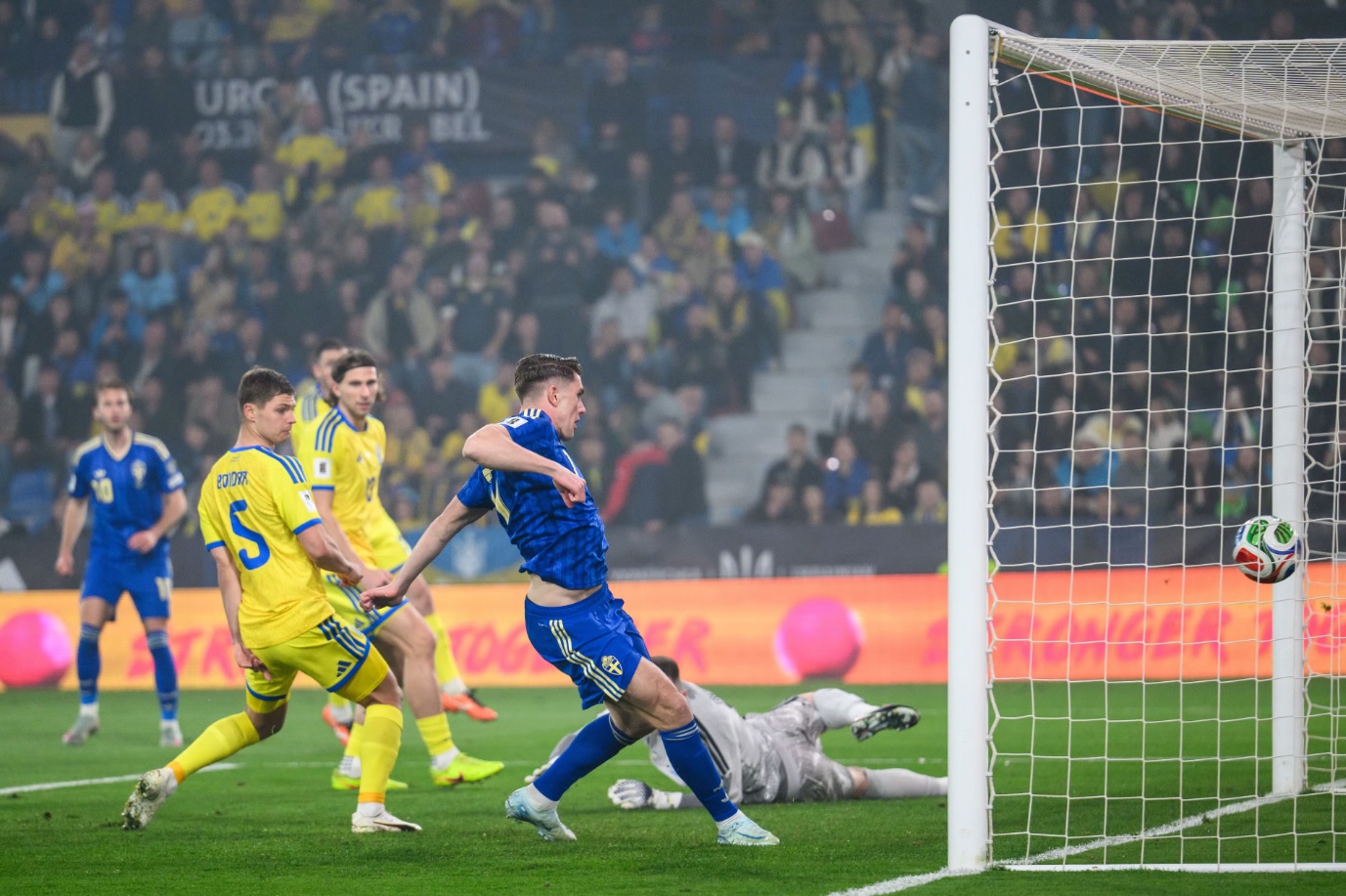 Gyokeres lập hat-trick đưa Thuỵ Điển tiến vào chung kết play-off World Cup