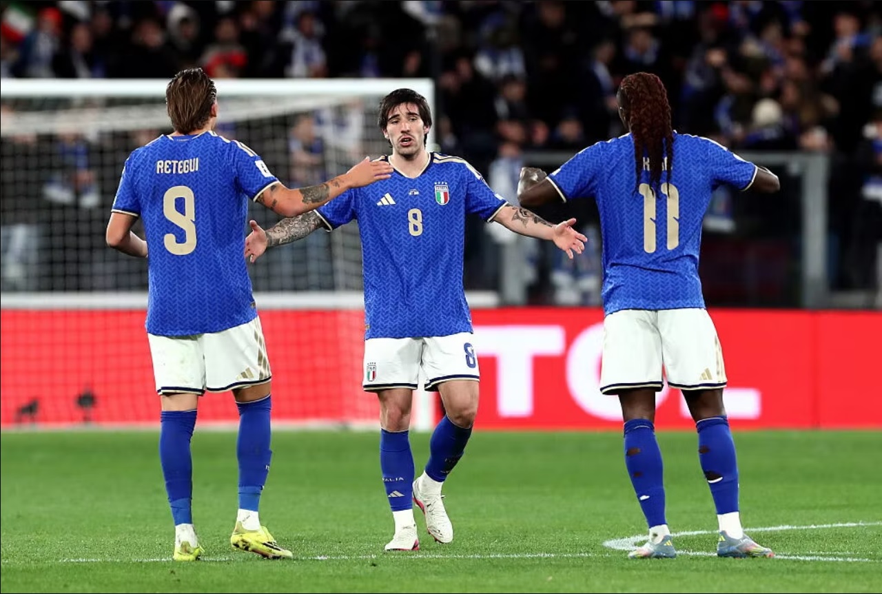 Italia tiến bước đầu tiên đến World Cup sau khi Tonali và Kean đánh bại Bắc Ireland