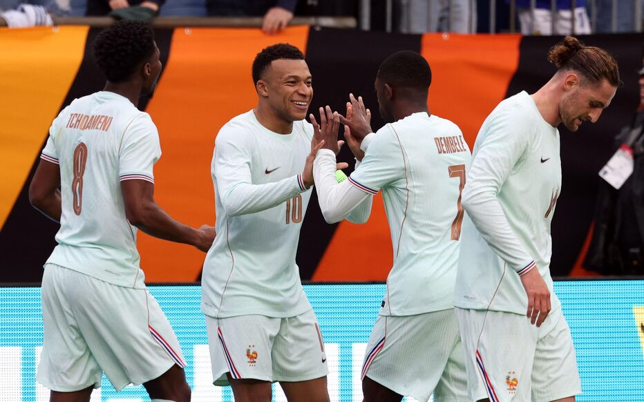 Mbappe chỉ còn cách kỷ lục 1 bàn, Pháp hạ gục Brazil với 10 người trên sân Mbappe chỉ còn cách kỷ lục 1 bàn, Pháp hạ gục Brazil với 10 người trên sân
