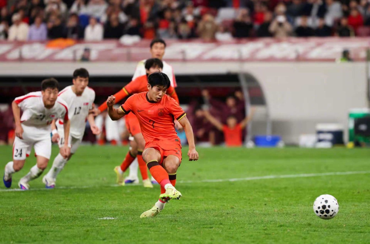 U23 Trung Quốc lại thoát thua phút cuối, kịch tính cuộc đua ngôi đầu