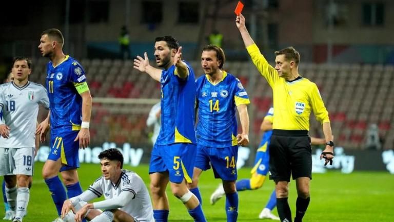 Năm thảm họa của Bastoni: Bị đuổi khỏi sân và khiến Ý chia tay World Cup