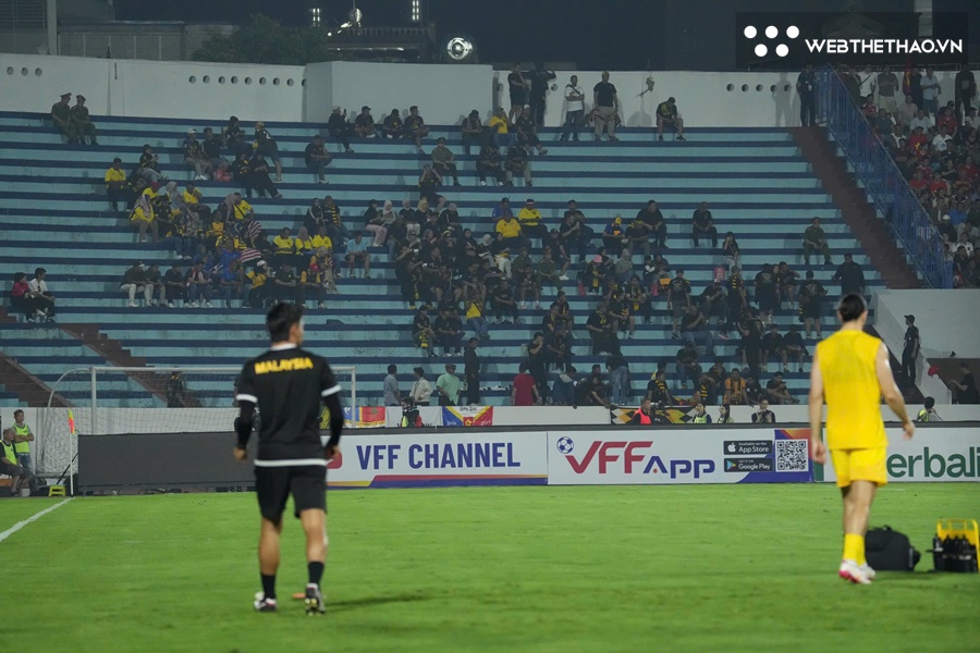 Bị xử thua 0-3 vẫn không quay lưng, CĐV Malaysia khiến tất cả nể phục