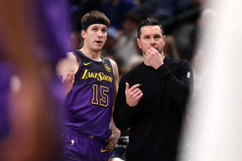 HLV JJ Redick xoay trục chiến thuật, trao lại "vương trượng" cho LeBron James