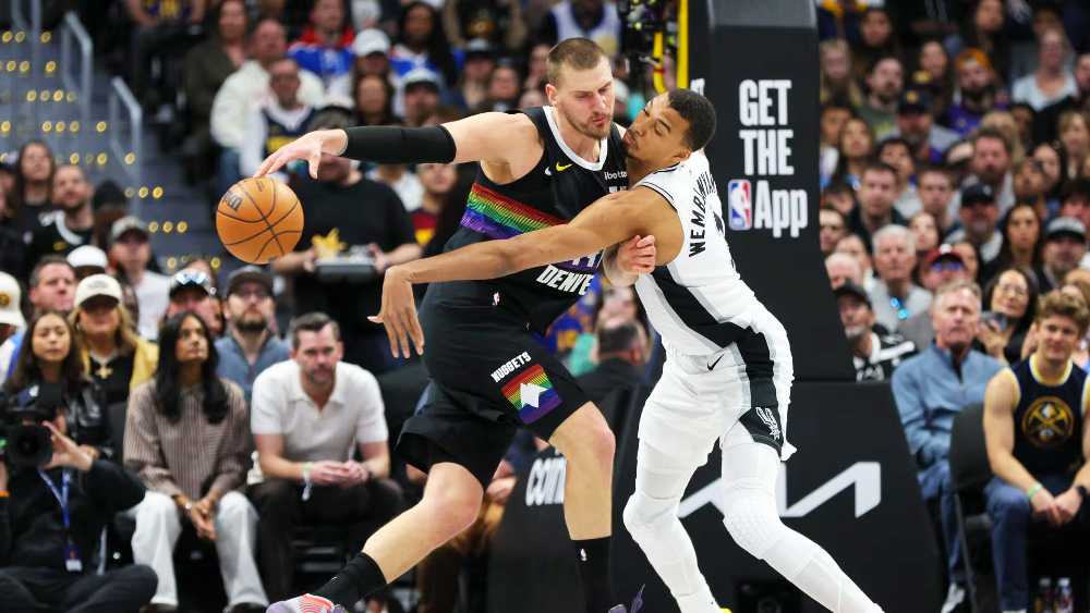 Trận cầu siêu kinh điển Nuggets - Spurs đánh thức ngọn lửa nhiệt huyết của người hâm mộ NBA