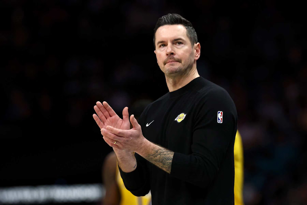Bị tố ép Doncic và Reaves nén đau thi đấu dẫn đến chấn thương, HLV JJ Redick nói gì?