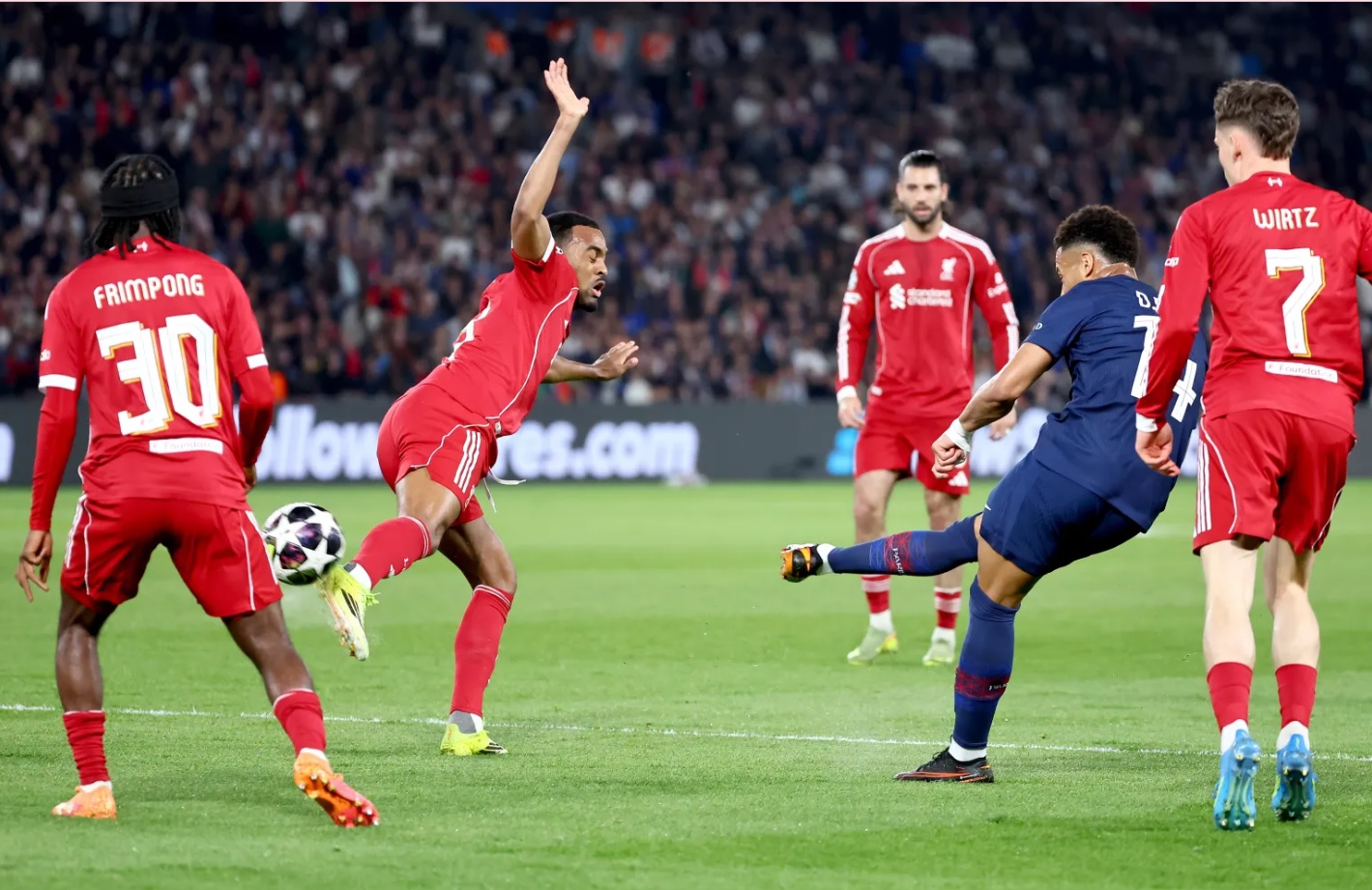 HLV Slot thừa nhận Liverpool may mắn khi chỉ nhận 2 bàn thua