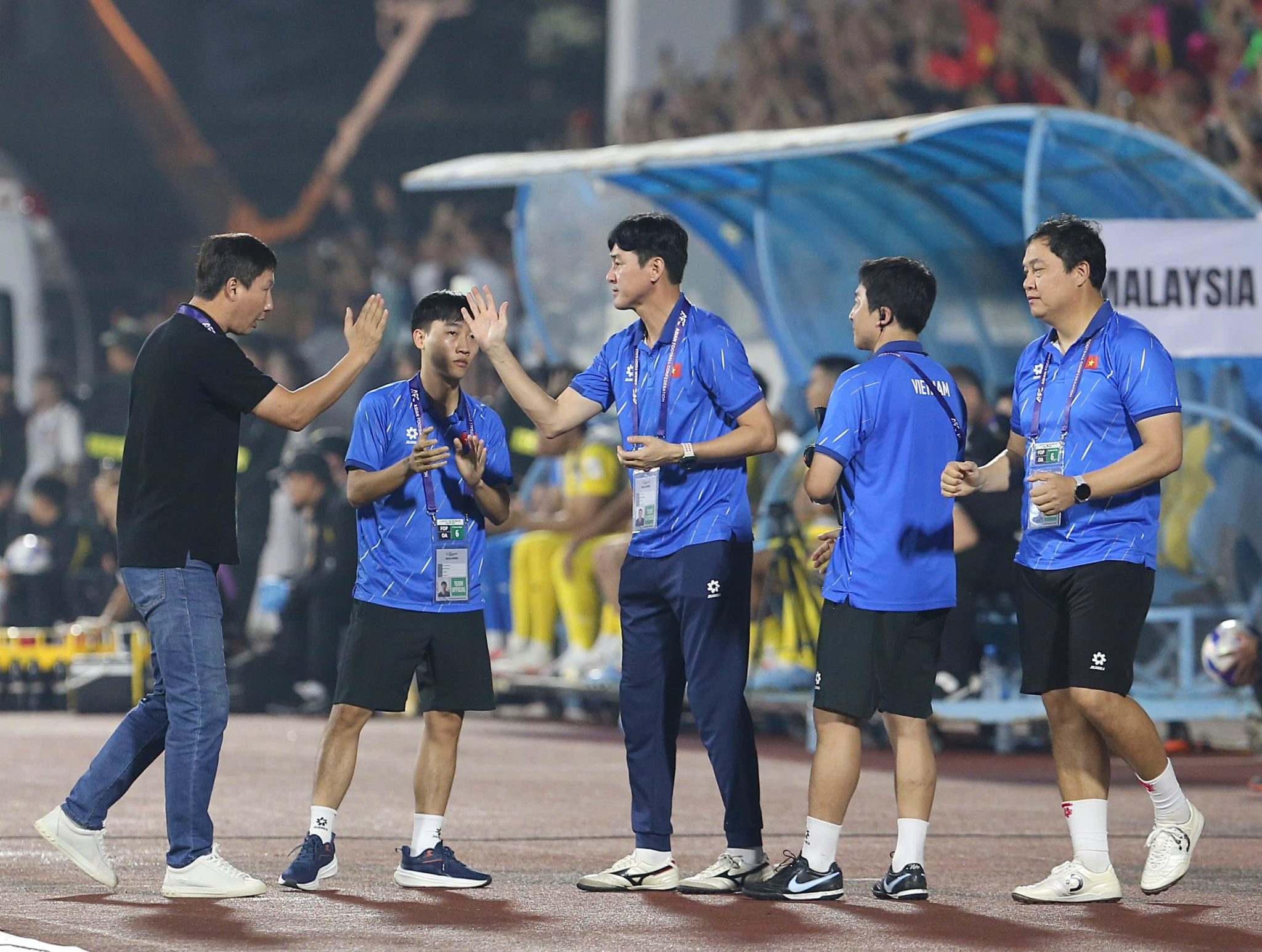 HLV Kim Sang Sik chia tay “cánh tay phải” Lee Jung-soo