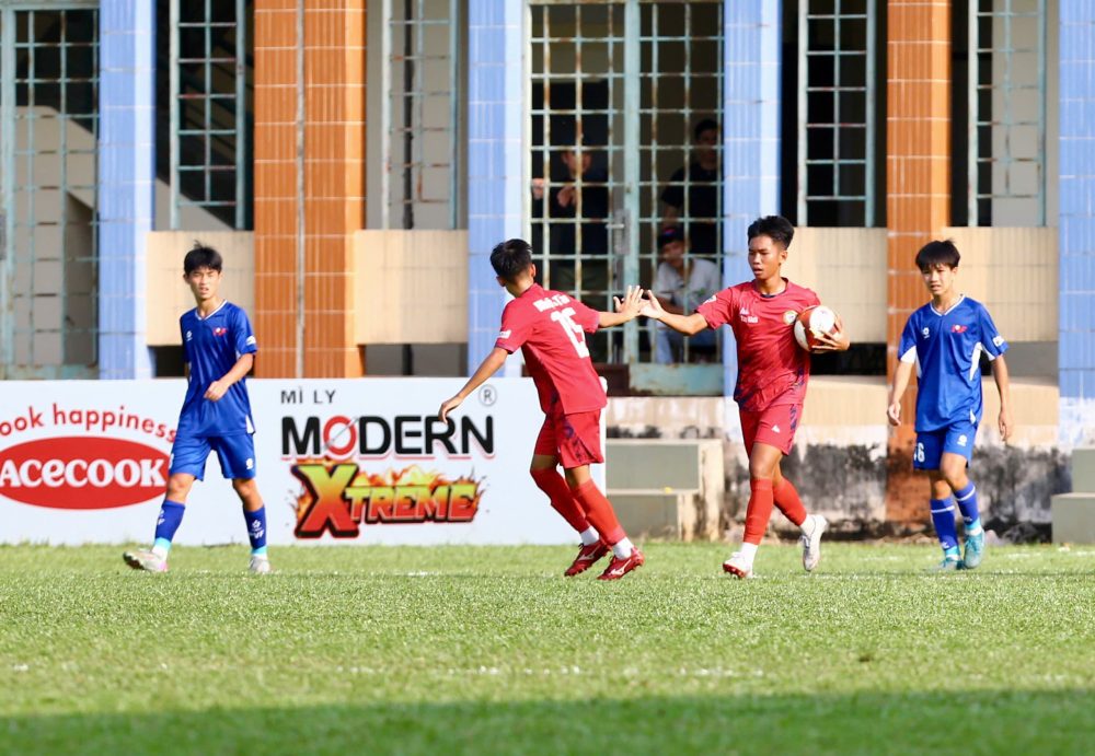 Tứ kết U15 Quốc gia: Tây Ninh hạ gục ĐKVĐ PVF, SLNA thắng trận mưa bàn thắng