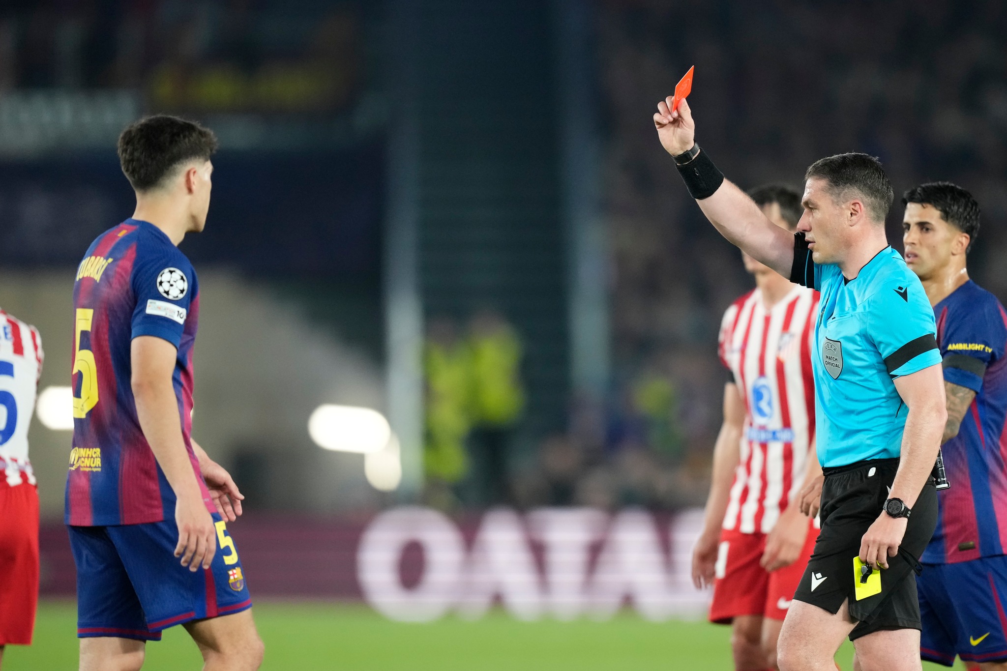 Thẻ đỏ của Barcelona: +31 tại Tây Ban Nha, -7 tại châu Âu