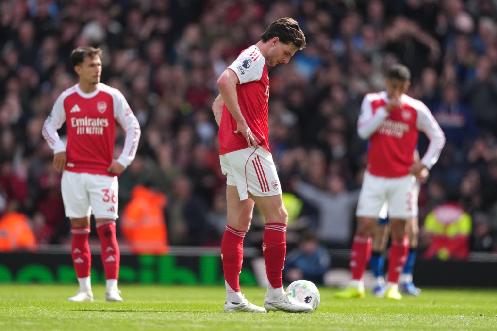 Thua trên sân nhà, Arsenal bị giáng một đòn mạnh trong cuộc đua vô địch