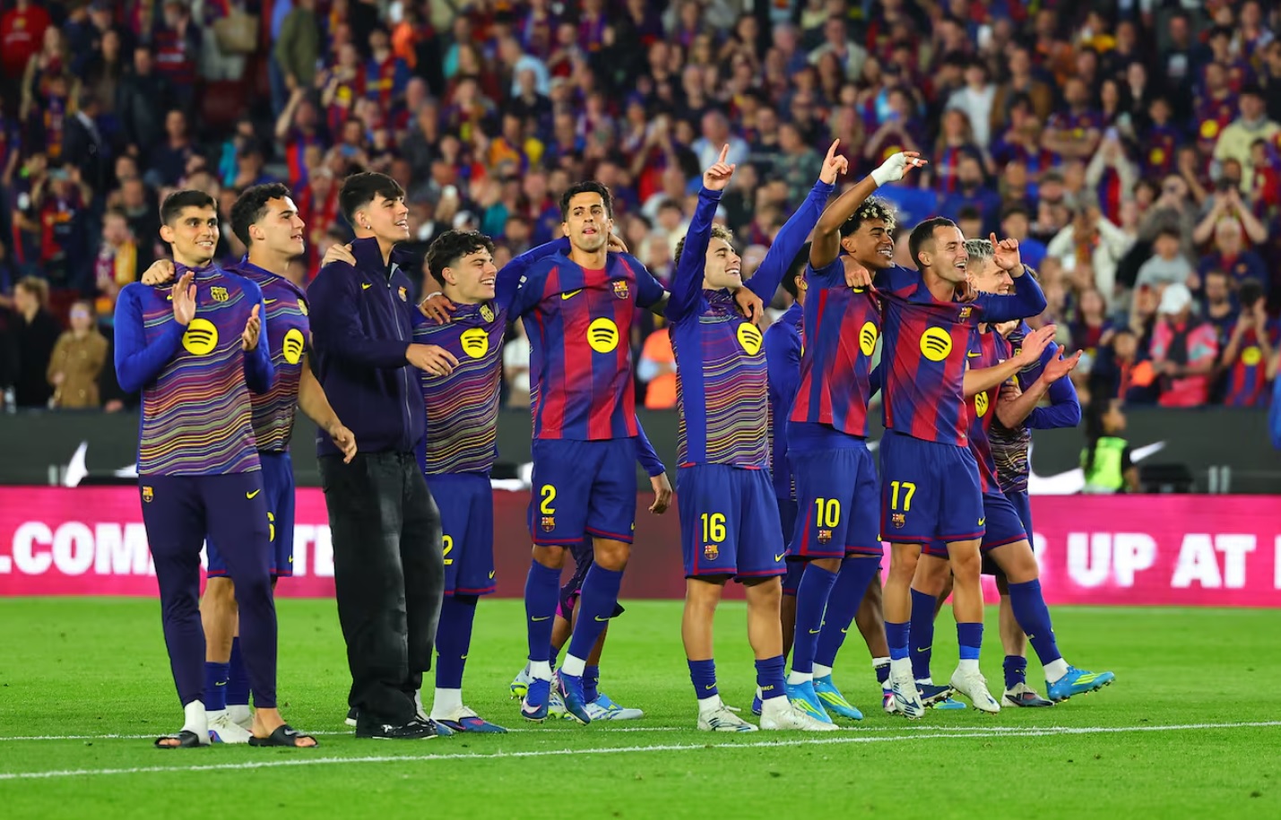 Kỷ lục khán giả sân Camp Nou đặt niềm tin vào màn ngược dòng của Barcelona