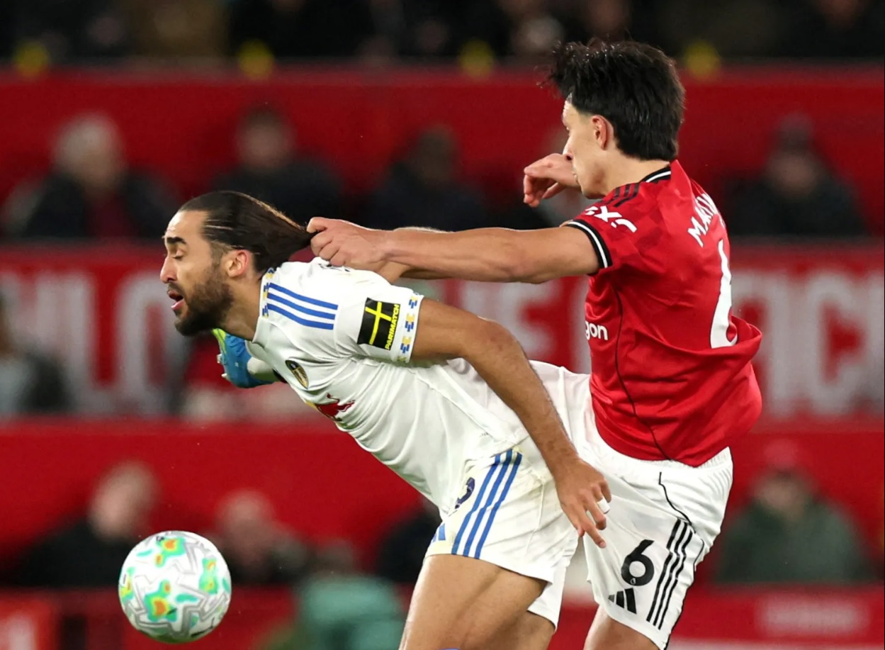 HLV Carrick phẫn nộ trước thẻ đỏ của Lisandro Martinez sau khi MU thua Leeds