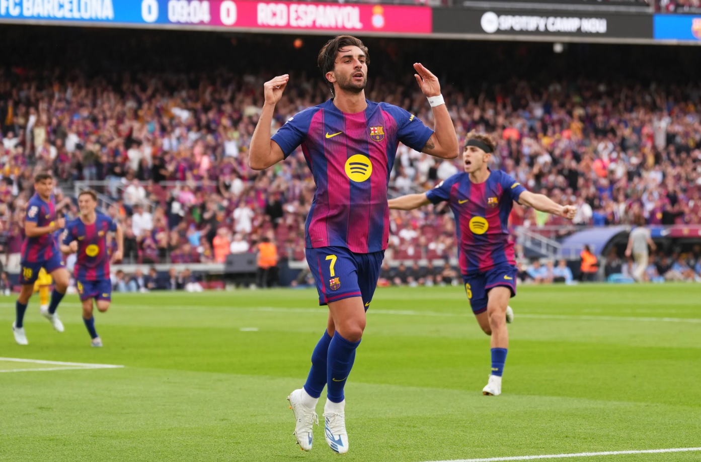 Ferran Torres cạnh tranh cho vị trí số 9 của Barcelona trong màn trở lại đầy ấn tượng