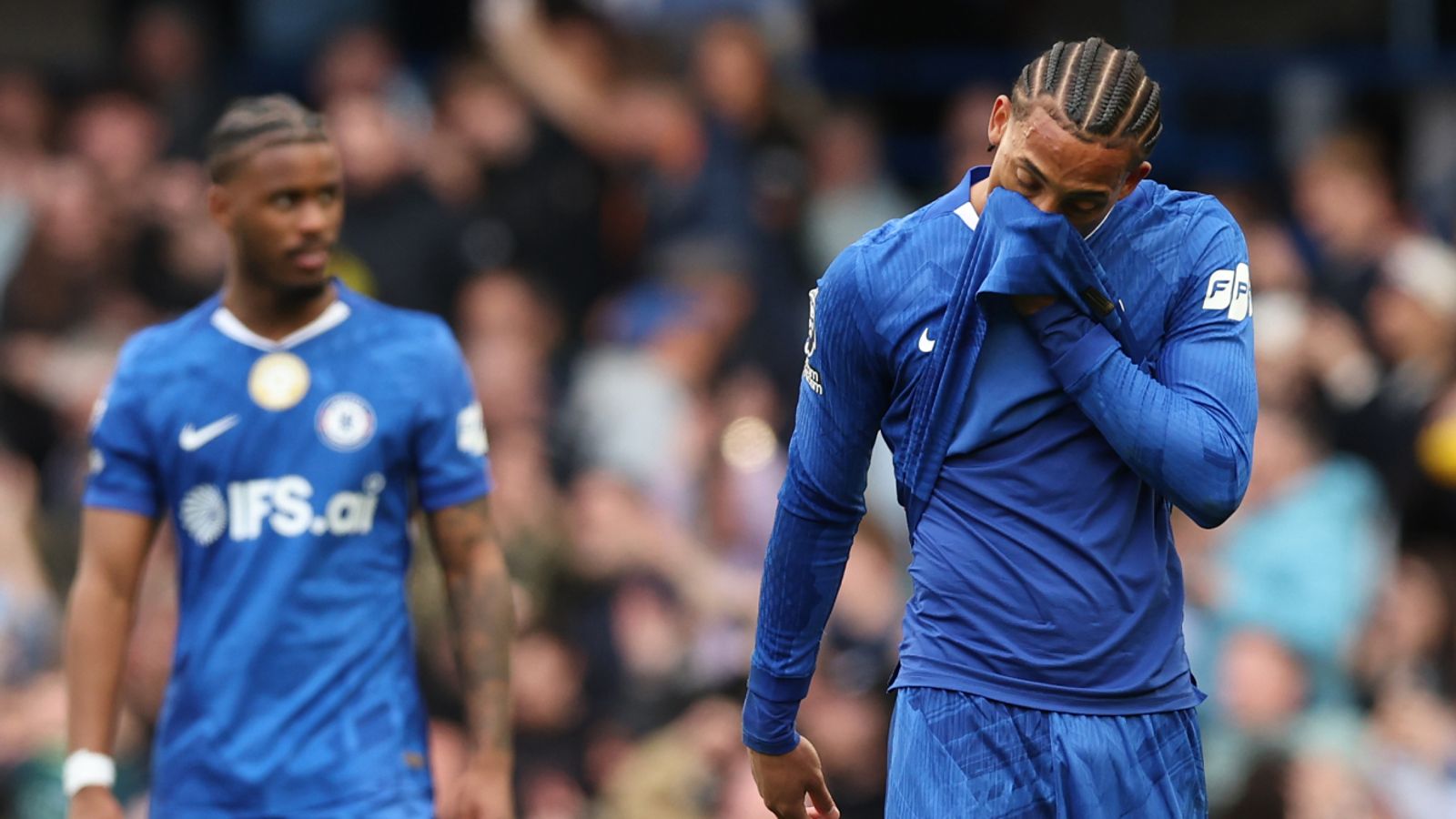 HLV Rosenior chỉ trích tinh thần thi đấu của Chelsea sau thất bại trước Man City